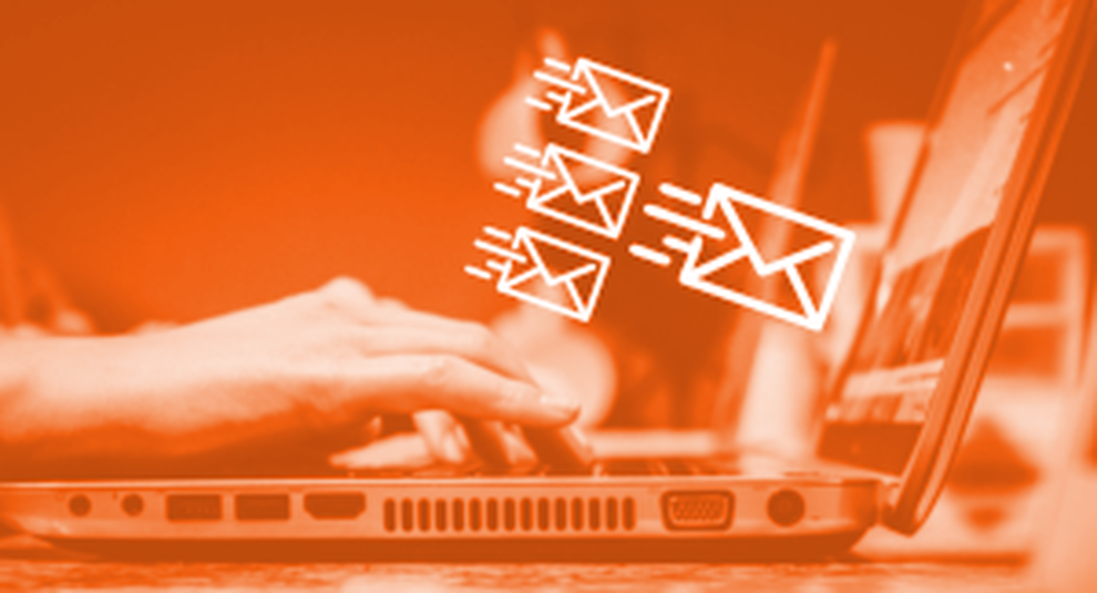 Personne en train d'écrire un email sur son ordinateur portable