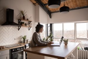 Freelance travaillant chez elle