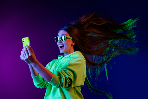Personne découvrant un SMS instantanément